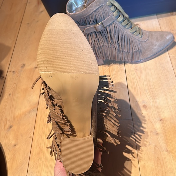 Beautiful fringe booties - Picture 6 of 14